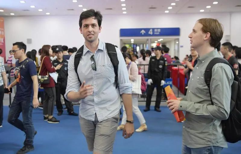 在深圳哪里可以玩到老外_老外游深圳_外国人到深圳震撼了